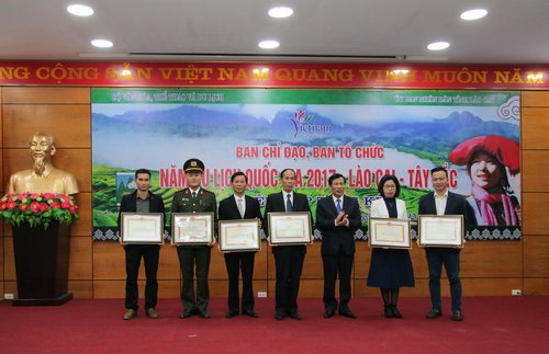  Trưởng Ban Chỉ đạo Năm Du lịch quốc gia 2017, Bộ trưởng Bộ VHTTDL Nguyễn Ngọc Thiện (thứ 3 từ phải sang) trao Bằng khen cho các tập thể và cá nhân